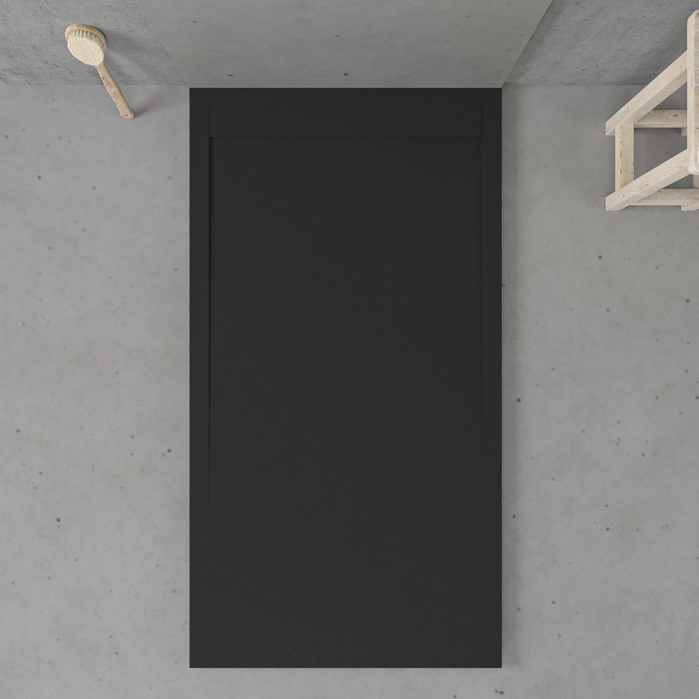 URBANSTONE omkaderde douchebak van hars – zwart RAL 9005 – leisteenstructuur – antibacterieel en antislip. Kleuren naar keuze. Verborgen rooster